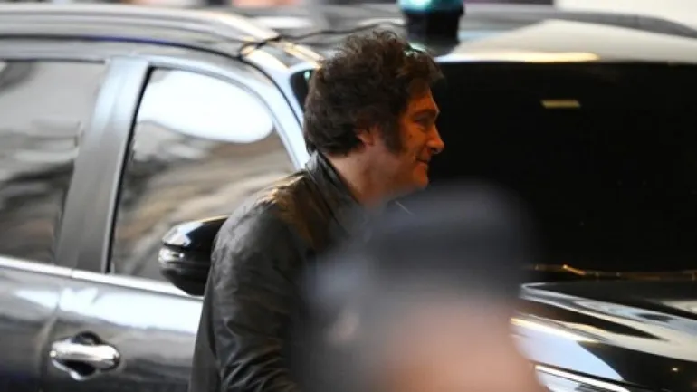 Le président argentin Javier Milei arrive au siège du parti au pouvoir, La Libertad Avanza, lors des élections législatives nationales de mi-mandat, à Buenos Aires, le 26 octobre 2025.