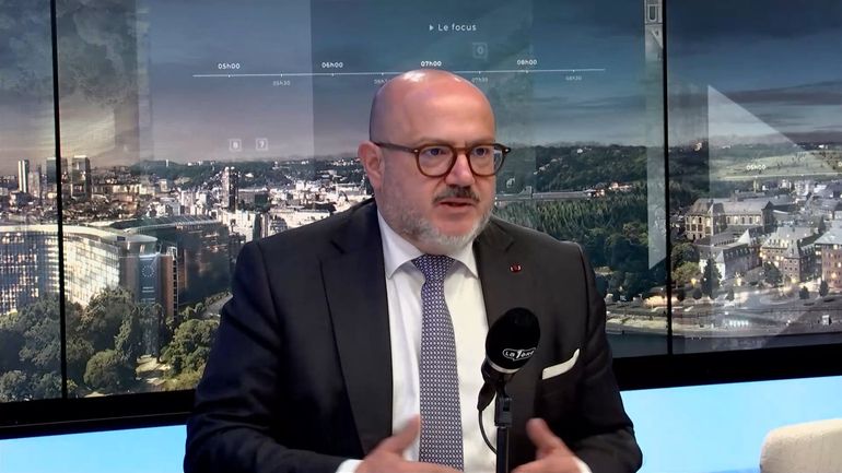 Les autorités invitent les citoyens à disposer d'un "kit d'urgence" pour survivre pendant trois jours : "On ne peut pas se mettre la tête dans le sable"