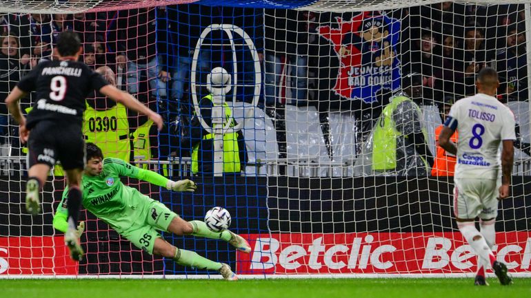 Ligue 1 : Lyon arrache la victoire contre Strasbourg, Penders arrête un penalty, Fofana sort sur blessure Ligue 1 : Lyon arrache la victoire contre Strasbourg, Penders arrête un penalty, Fofana sort sur blessure