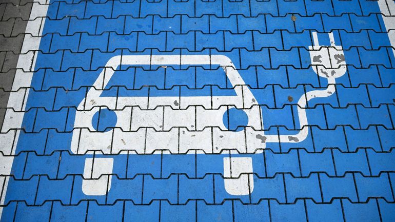 Près de 3 voitures neuves immatriculées sur 4 étaient électriques ou hybrides en 2025