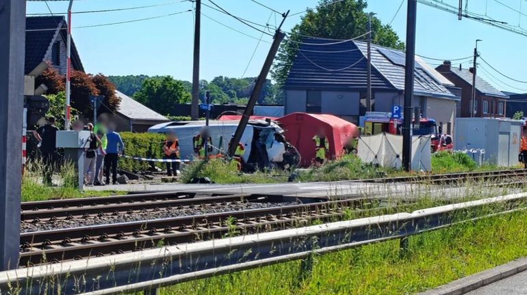 Collision entre un car scolaire et un train à Buggenhout : 4 morts dont 2 enfants de 15 et 12 ans, une accompagnatrice de 27 ans et le conducteur de 49 ans
