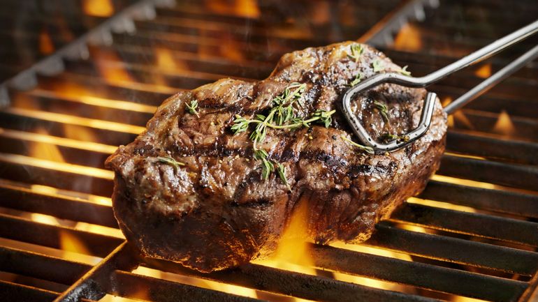 Terrasses pleines, glaciers débordés et barbecues à gogo: la Belgique bascule en mode été, et l'économie aussi