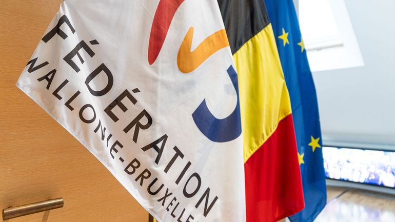 Minerval, heures de cours, économies en tout genre : le décret-programme au menu du Parlement de la Fédération Wallonie-Bruxelles dès lundi