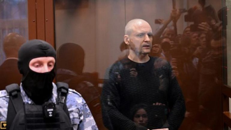 Russie : un militant critique de Poutine condamné à six ans de prison en colonie pénitentiaire