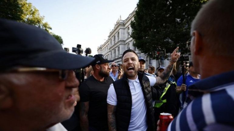 Un militant d'extrême droite britannique inculpé pour avoir lacéré un canot de migrants