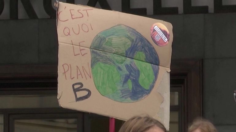 "Quand on a 1 °C de plus, on ne se sent pas très bien. Quand on en a deux de plus, on est sans doute dans son lit" : Jean-Pascal van Ypersele compare le réchauffement climatique à la fièvre humaine