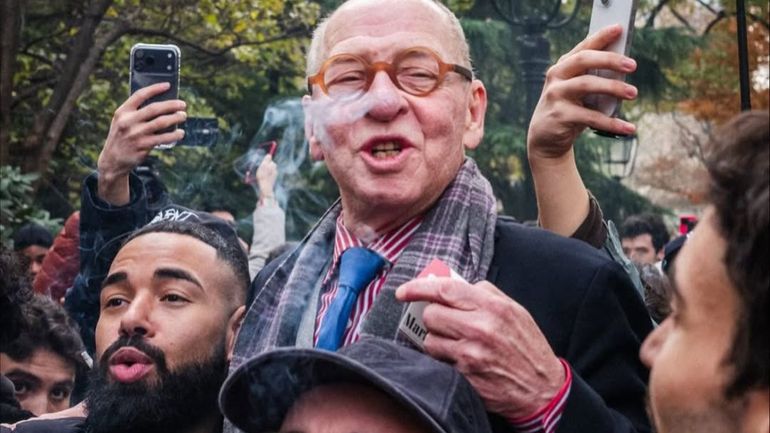 Cet homme de 75 ans est devenu la star des réseaux grâce à une pause cigarette