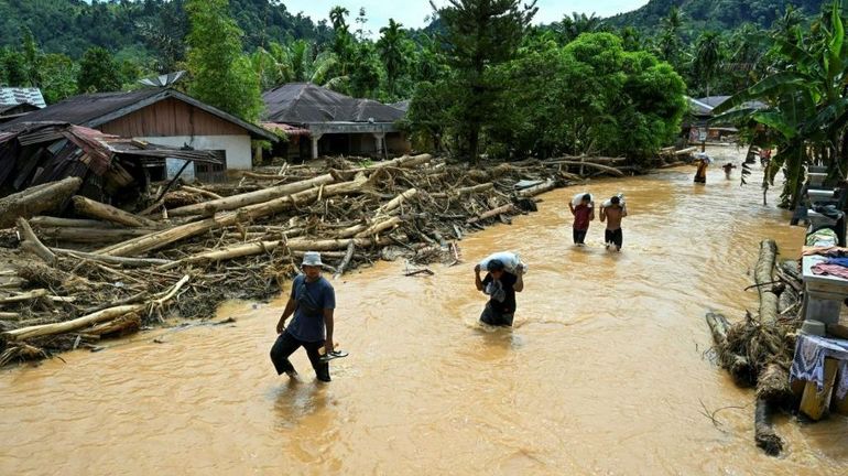Inondations : la colère monte en Indonésie, plus de 800 morts Inondations : la colère monte en Indonésie, plus de 800 morts