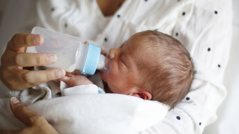 Reflux et remontées de lait chez les bébés : utilise-t-on trop de médicaments ?
