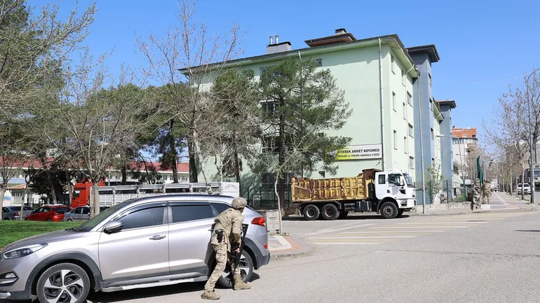 Cette photo, prise et diffusée le 14 avril 2026 par l'agence de presse turque DHA (Demiroren News Agency), montre les forces spéciales de sécurité encerclant l'école alors que les élèves sont évacués dans le sud-est de la Turquie. 