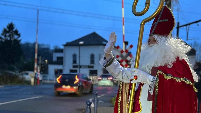 Saint-Nicolas à la gare de Court-Saint-Etienne pour rappeler les règles de franchissement des passages à niveau