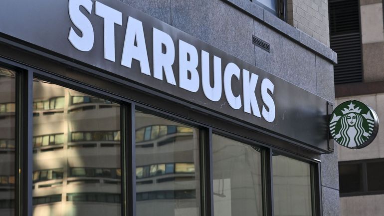 Fermeture de cafés Starbucks en Amérique du Nord : le début de la fin de la marque à la sirène ?