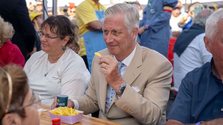 La famille royale partage des frites avec des Bruxellois lors de la Fête nationale