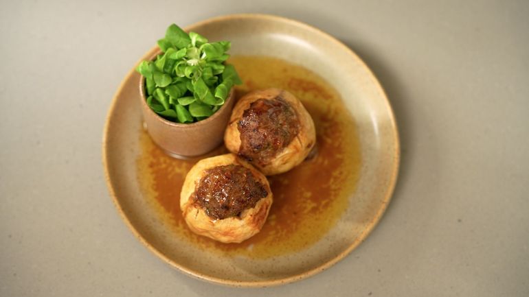 Une recette rétro et savoureuse : pommes cuites au four, farcies d’un mélange moelleux de porc et veau