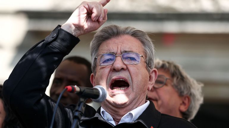 Le leader de la France insoumise Jean-Luc Mélenchon officialise sa candidature à la présidentielle 2027