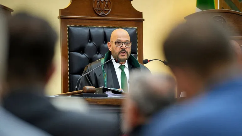 Cette photo diffusée par l’agence de presse officielle syrienne SANA montre le juge Fakhr al-Din al-Aryan s’exprimant dans un tribunal de Damas, le 11 août 2026.