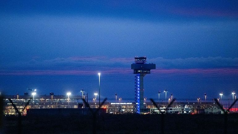 Alerte aux drones à l’aéroport de Berlin : les vols suspendus pendant près de deux heures, un avion de Brussels Airlines dérouté Alerte aux drones à l’aéroport de Berlin : les vols suspendus pendant près de deux heures, un avion de Brussels Airlines dérouté