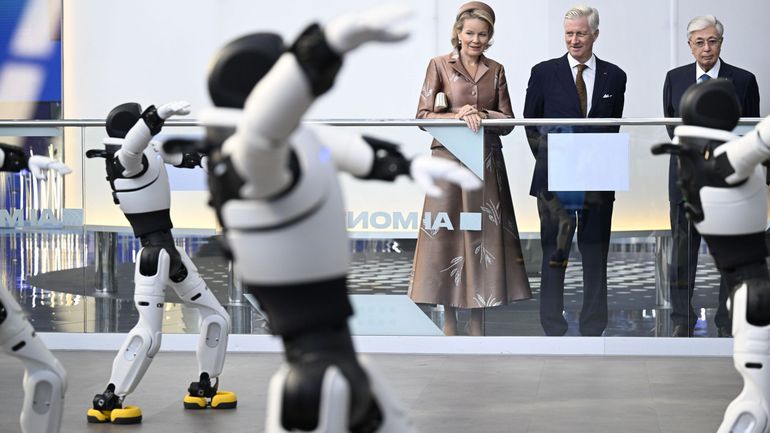 Visite d'État au Kazakhstan : des robots accueillent le roi Philippe et la reine Mathilde au centre Alem.AI à Astana