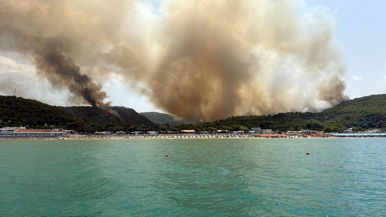 Plus de 400 personnes évacuées par mer en Italie en raison d'un incendie, 300 en attente