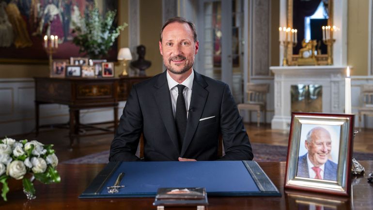 Norvège: le roi Haakon VIII prononce son premier discours officiel en mémoire de son père