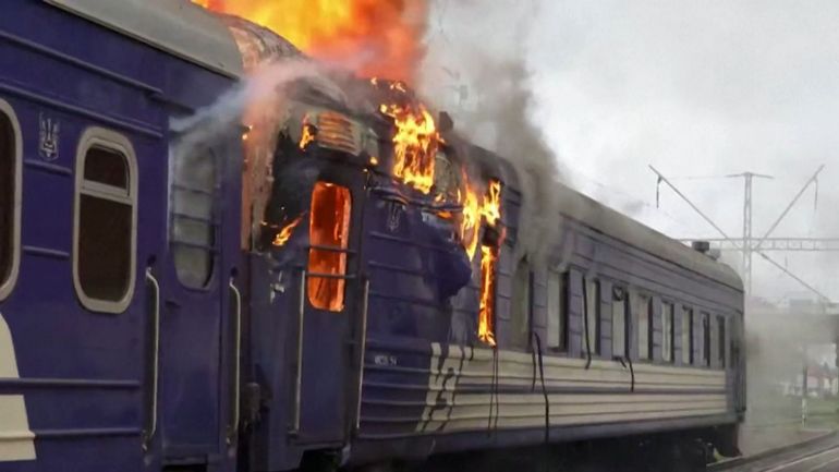 Guerre en Ukraine : la guerre des frappes s'intensifie, des rails ukrainiens aux raffineries russes
