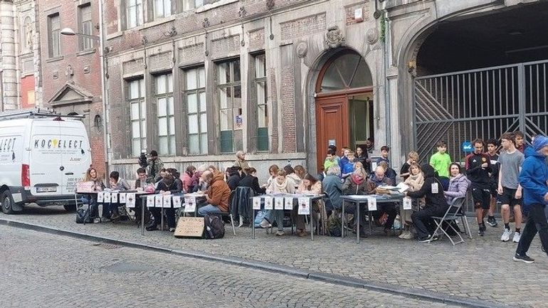 Liège : le travail invisible des profs s’installe sur les trottoirs