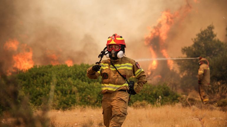 Incendies en Grèce : les pompiers toujours mobilisés contre les flammes près du golfe de Corinthe, au nord-ouest d'Athènes
