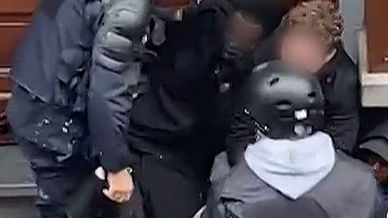 Manifestation du 9 octobre : des adolescents jetés au sol, frappés et insultés par la police lors d'une arrestation
