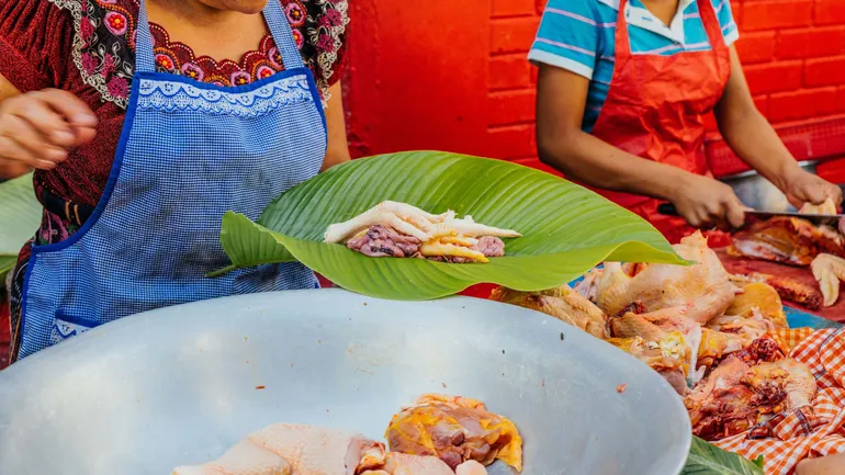 Locale et renouvelable, la feuille de bananier est une excellente alternative au plastique pour emballer la viande et le poisson.