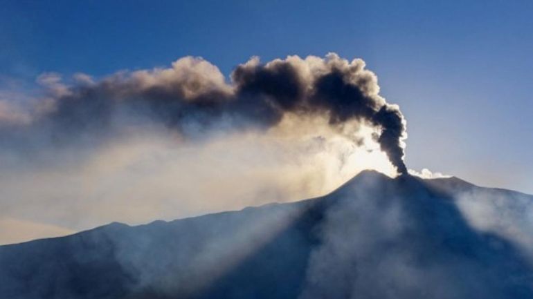 L'Etna perturbe à nouveau le trafic aérien en Sicile