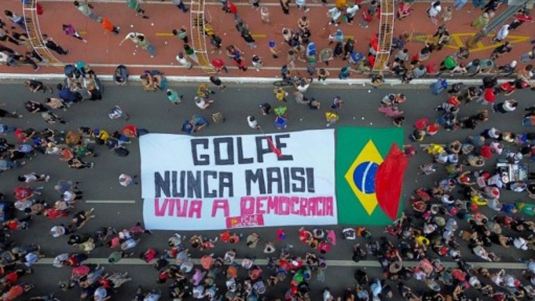 Brésil : des dizaines de milliers de manifestants contre la réduction de peine de Bolsonaro Brésil : des dizaines de milliers de manifestants contre la réduction de peine de Bolsonaro