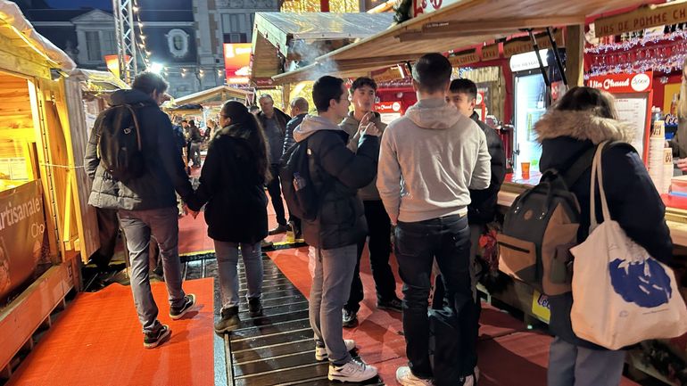 Namur : du monde au marché de Noël et sur les routes mais pas de frénésie d’achat dans les commerces