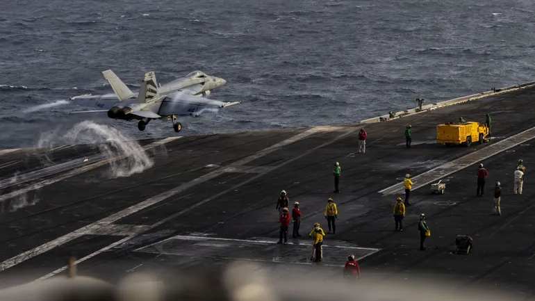 Cette photographie fournie par la Marine américaine, publiée le 4 août 2026 par le service des relations publiques du Commandement central des États-Unis, montre un F/A-18E Super Hornet décollant du pont d’envol du porte-avions de classe Nimitz USS Abraha
