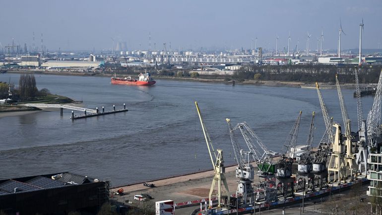 Le trafic en grande partie à l'arrêt dans le port d'Anvers après une fuite de pétrole