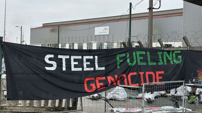 Trains interrompus entre Bruxelles et Charleroi : entre 400 et 700 activistes bloquent une usine d'ArcelorMittal à Charleroi