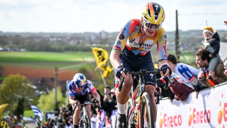 Lotte Kopecky bluffée par l’attaque de Demi Vollering dans le Vieux Quaremont : 