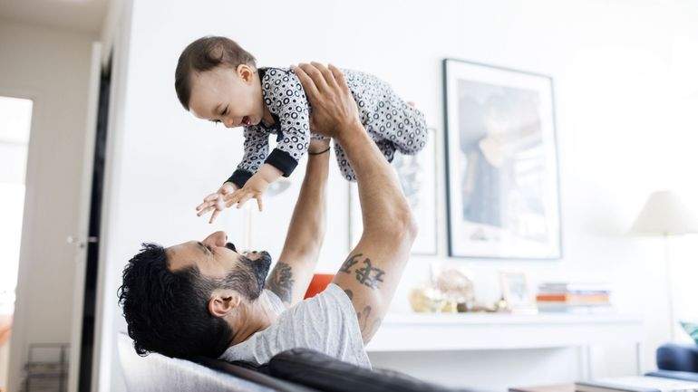 Un bébé... et fini l'égalité ? Pour la Ligue des familles, la réponse passe par des congés familiaux bien pensés