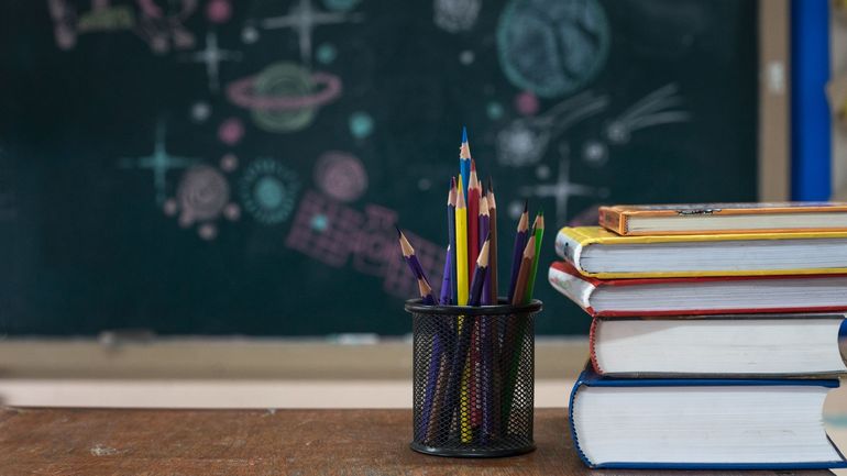 Les stéréotypes de genre toujours présents dans les manuels scolaires, révèle une étude du Ceméa