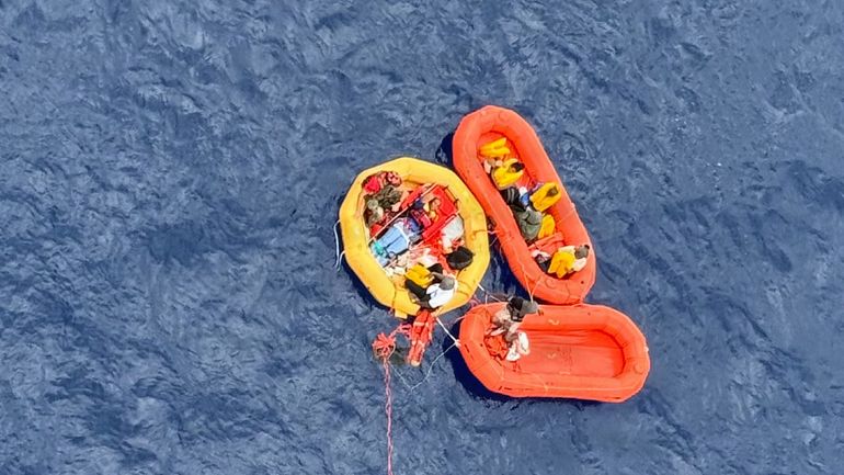 Miracle dans l'Atlantique : onze survivants d'un accident d'avion sauvés après plusieurs heures au milieu de l'océan