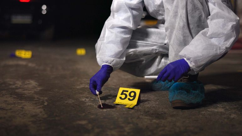 Débat : pourquoi le métier de médecin légiste fascine autant ?