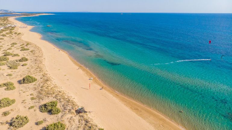 "Ici le monde" - Grèce : pour lutter contre le surtourisme, des plages "transats et touristes non admis !"
