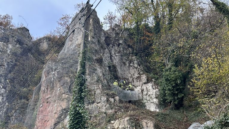 Des pierres se détachent de la falaise à Sclaigneaux : pas de train entre Namur et Huy ce week-end Des pierres se détachent de la falaise à Sclaigneaux : pas de train entre Namur et Huy ce week-end