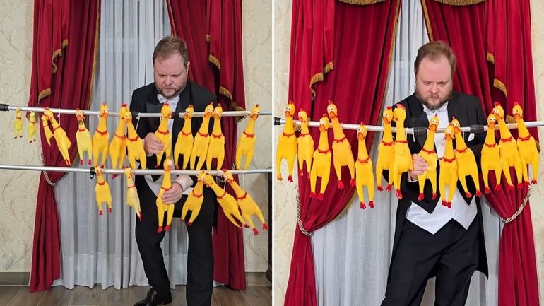 Il reprend des classiques du rock… avec des poulets en caoutchouc !