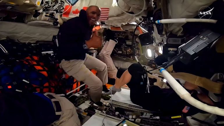 Les astronautes d'Artémis désormais à mi-chemin vers la lune