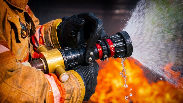 Feux de forêt en France : les pompiers s'obstinent à venir à bout d'un incendie dans une zone montagneuse de la Drôme