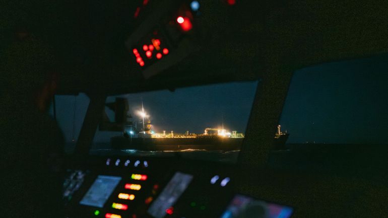 Navire fantôme arraisonné par la Belgique : 45 infractions constatées, le capitaine russe et son équipage confinés à bord