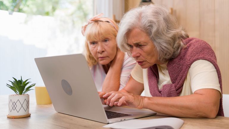 Fracture numérique : une plainte collective contre l'Etat belge pour les difficultés d'accès à des services essentiels et sociaux