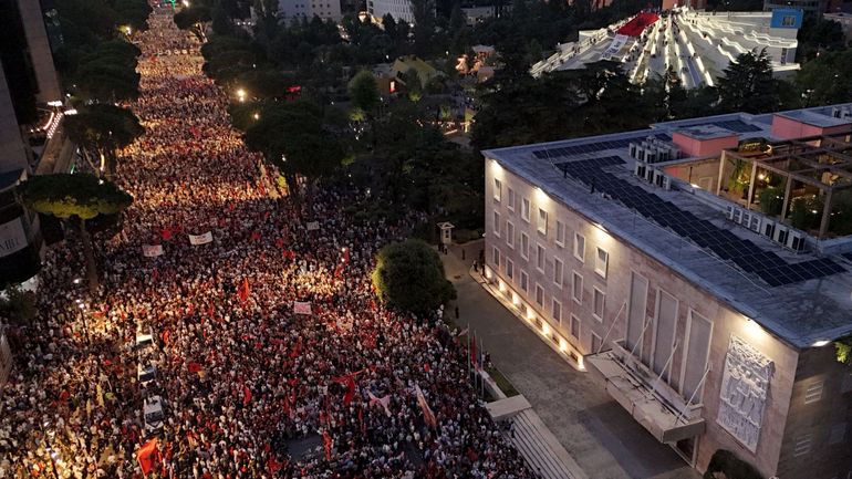 "Révolution des flamants roses" en Albanie : énorme mobilisation à Tirana contre le projet immobilier d'Ivanka Trump et Jared Kushner