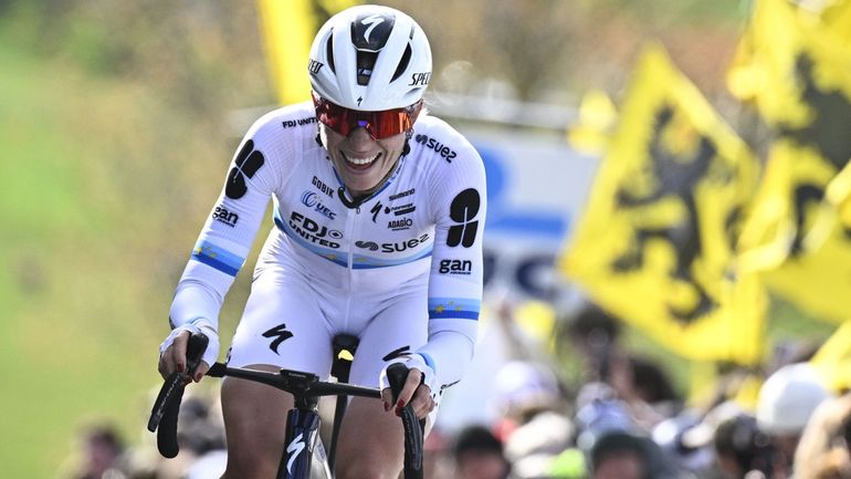 Demi Vollering s’impose en solitaire sur le Tour des Flandres féminin, Lotte Kopecky au pied du podium