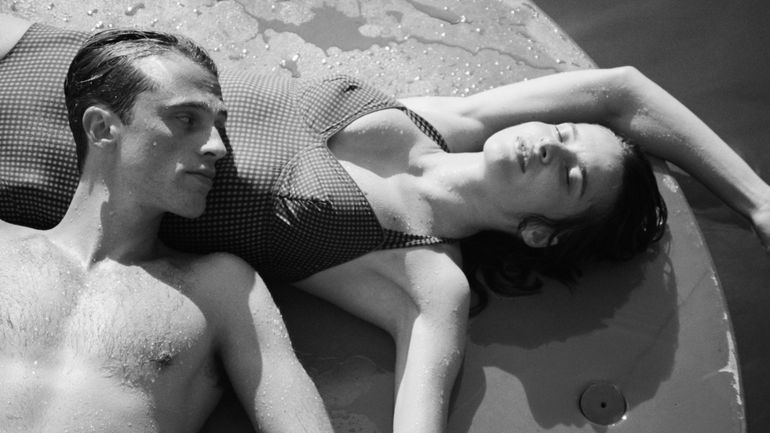 "L’Étranger" : une adaptation à la fois fidèle et personnelle du roman d’Albert Camus par François Ozon, portée par Benjamin Voisin et Rebecca Marder "L’Étranger" : une adaptation à la fois fidèle et personnelle du roman d’Albert Camus par François Ozon, portée par Benjamin Voisin et Rebecca Marder